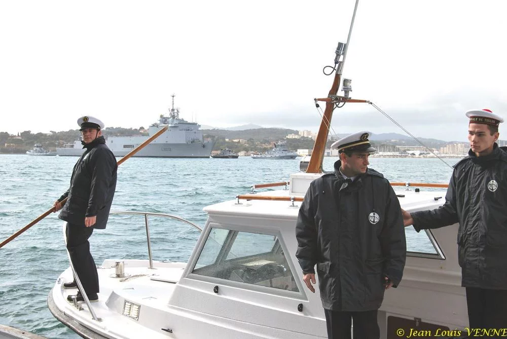 Embarquement sur une vedette pour rejoindre le Guépratte