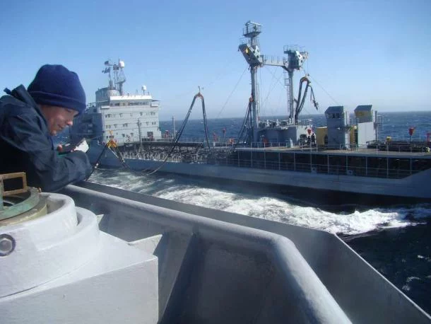Ravitaillement à la mer pour le Latouche-Tréville