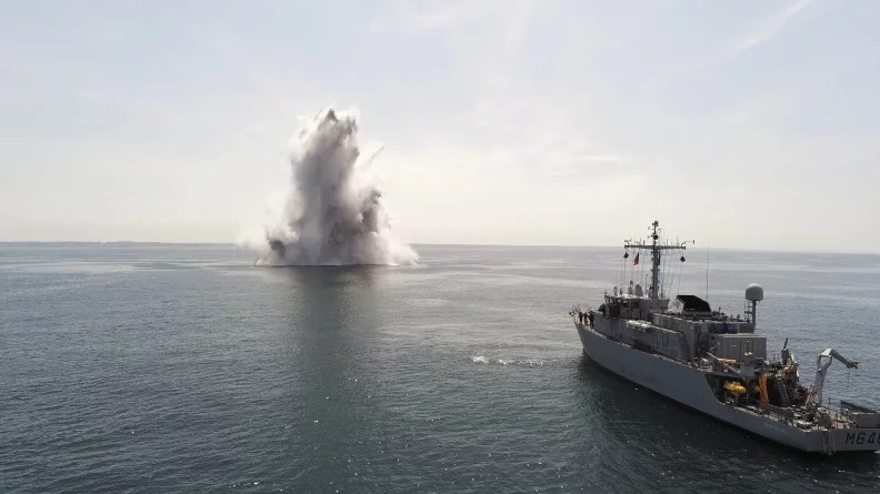 Le chasseur de mines tripartite Croix du Sud neutralise une mine historique
