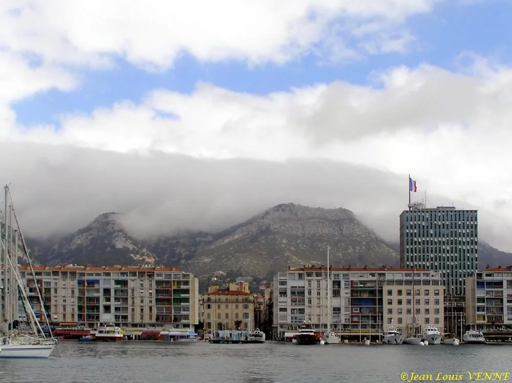 Toulon sous les nuages