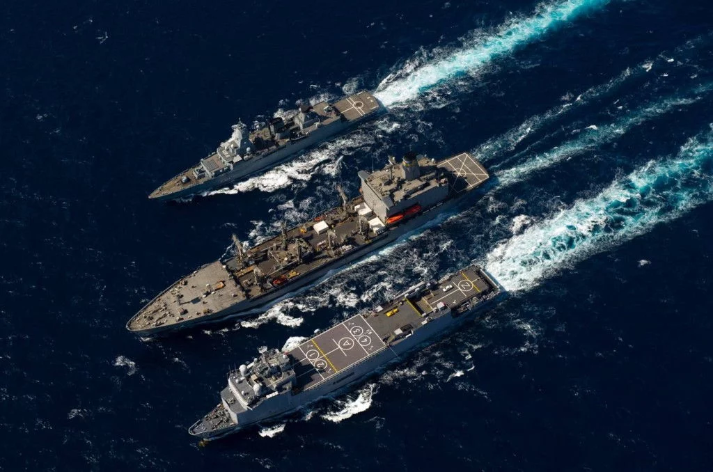 Trois bâtiments de la force européenne Atalante se ravitaillent auprès d’un ravitailleur américain dans le golfe d’Aden