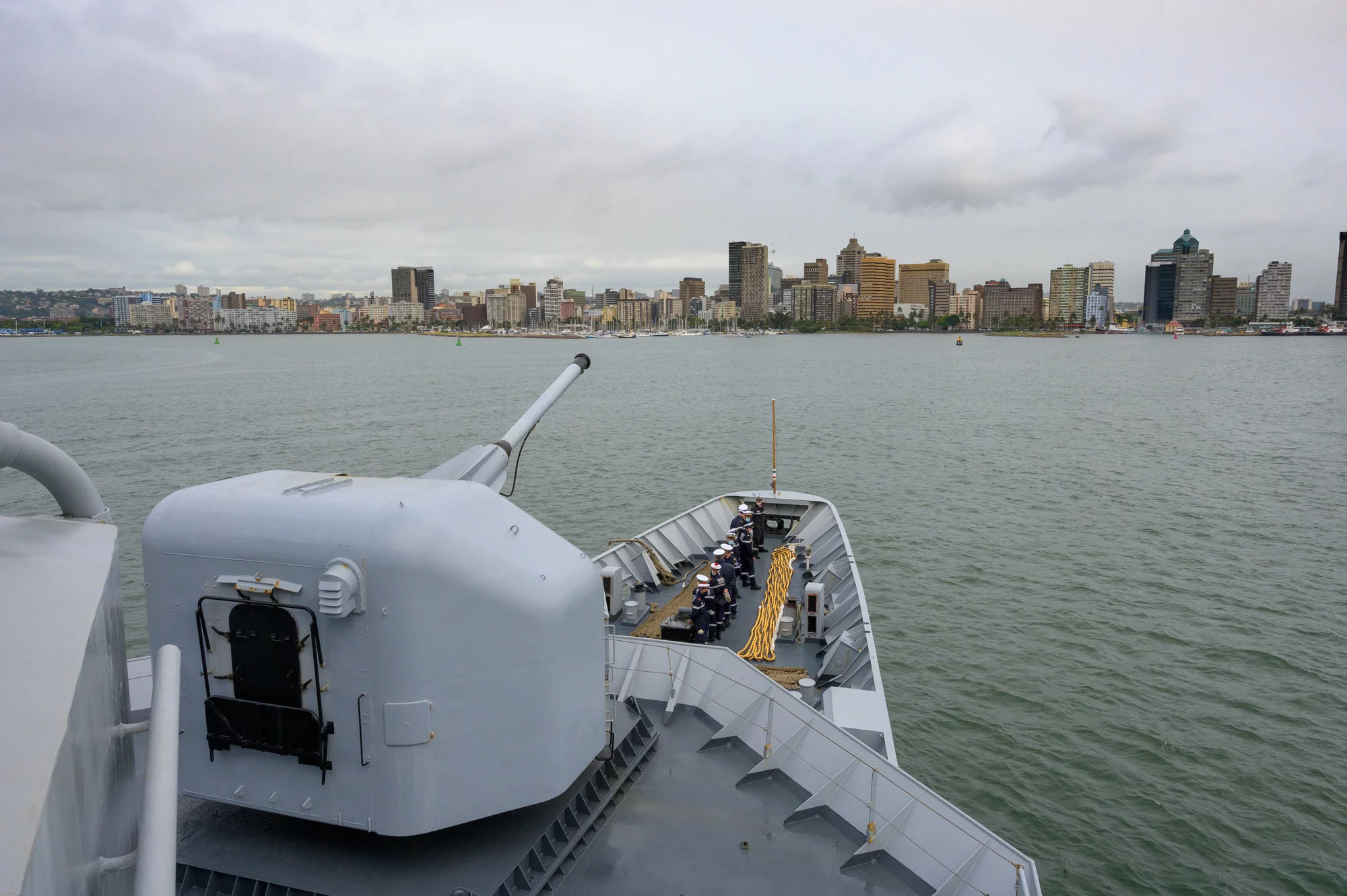 La frégate Nivôse entre dans le port de Durban