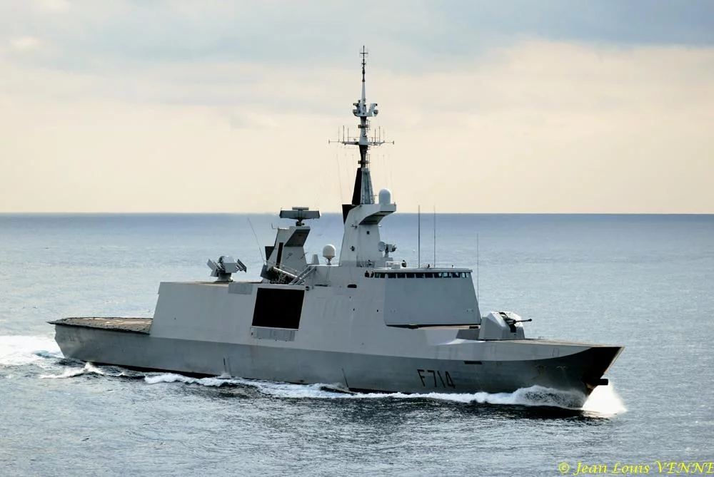 La frégate Guépratte vient saluer le Jules Verne