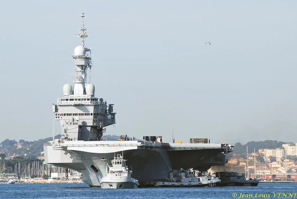 Le porte-avions Charles de Gaulle change de quai
