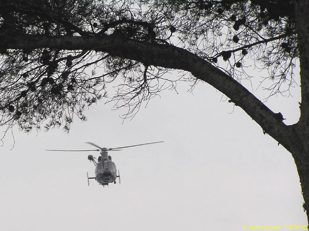 Un hélicoptère de la marine nationale