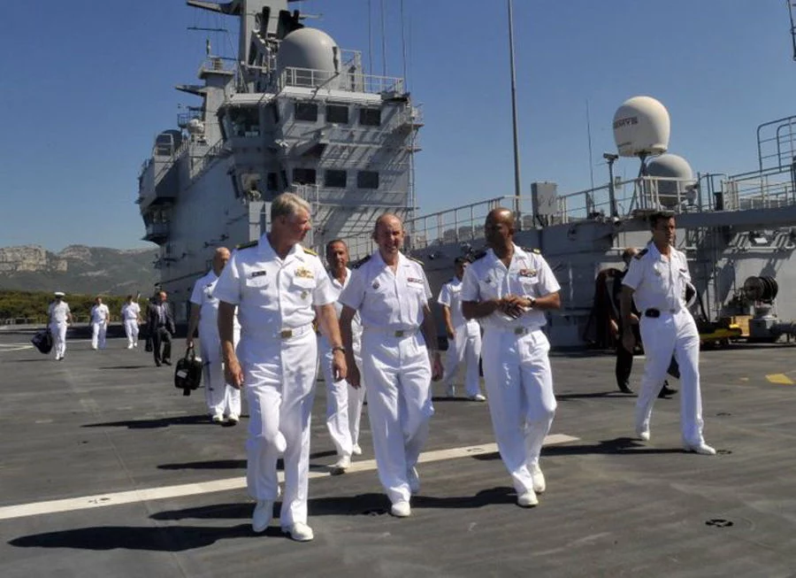 L’amiral Roughead, CNO, sur le pont d'envol du Tonnerre