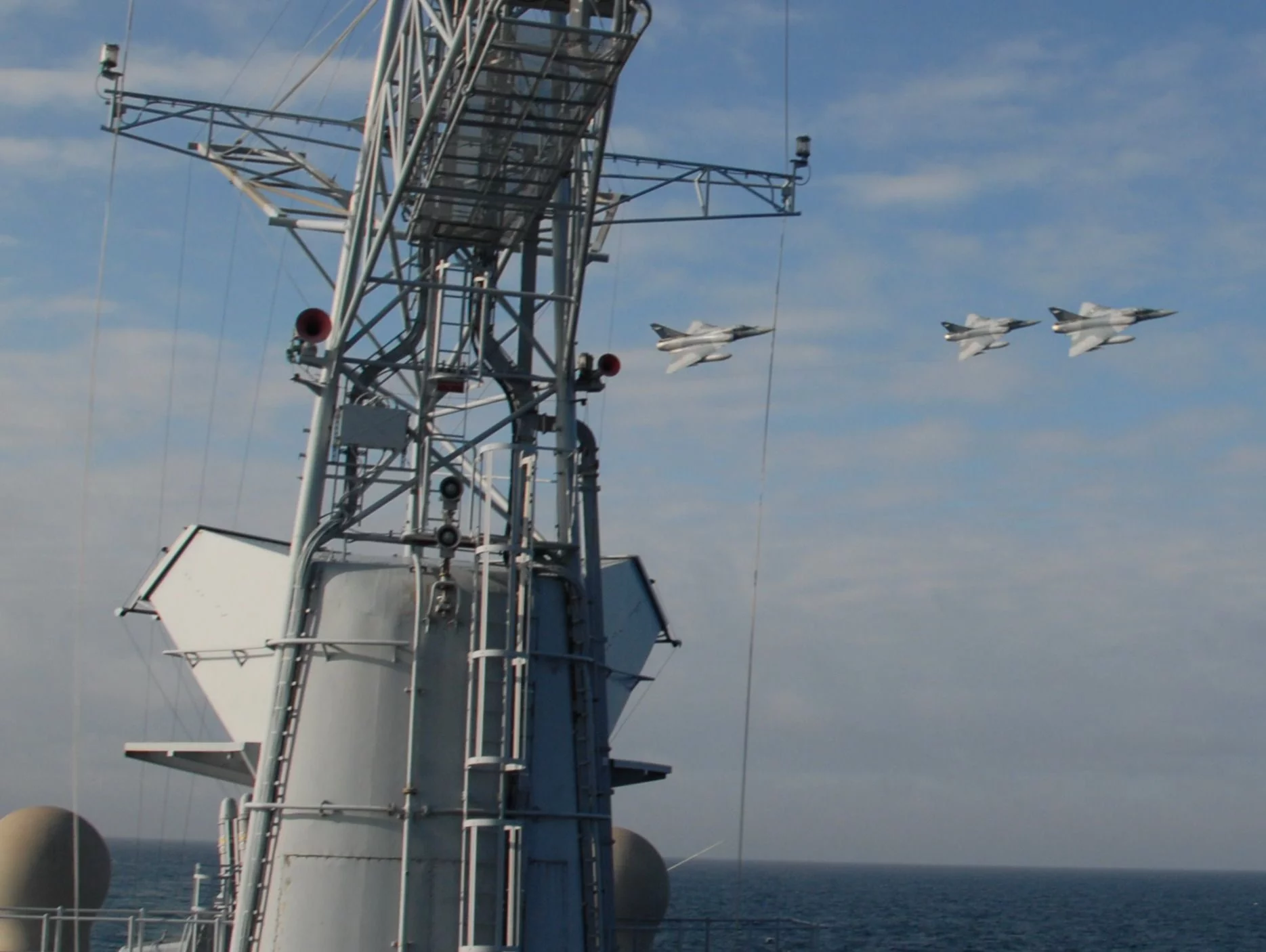 Survol par les Mirage 2000 de l'armée de l'air