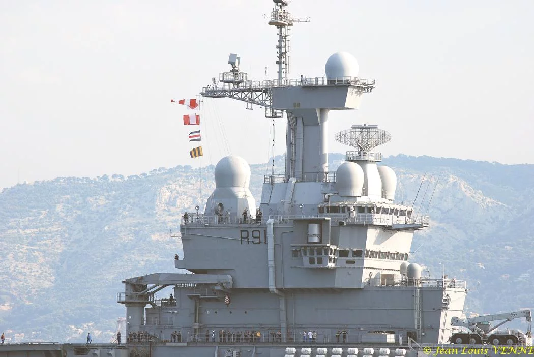 Le porte-avions Charles de Gaulle appareille pour des essais techniques