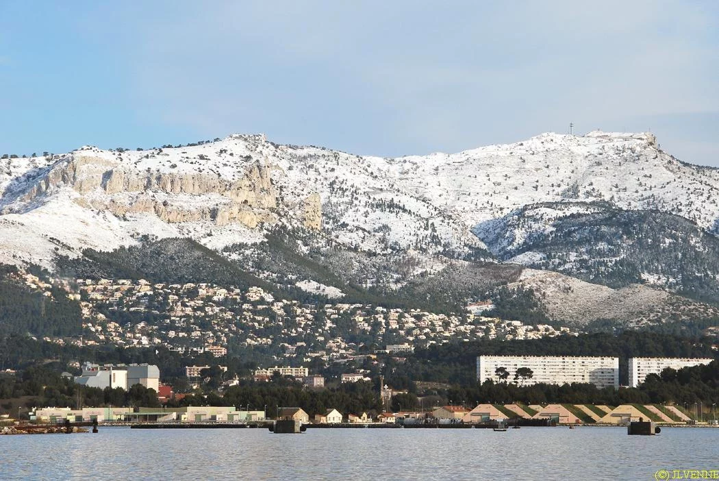 Toulon et ses montages enneigées