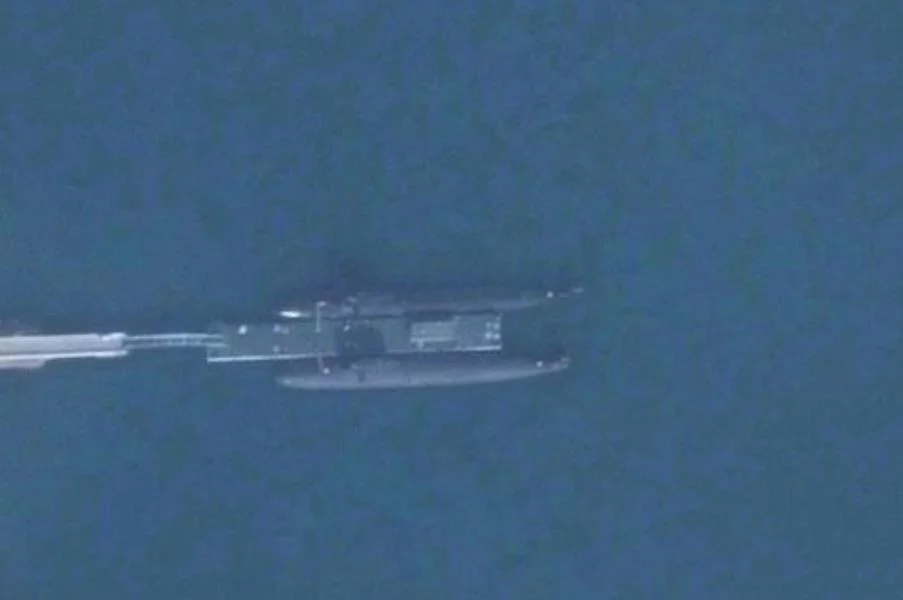 2 sous-marins accostés à un épi à l'ouest