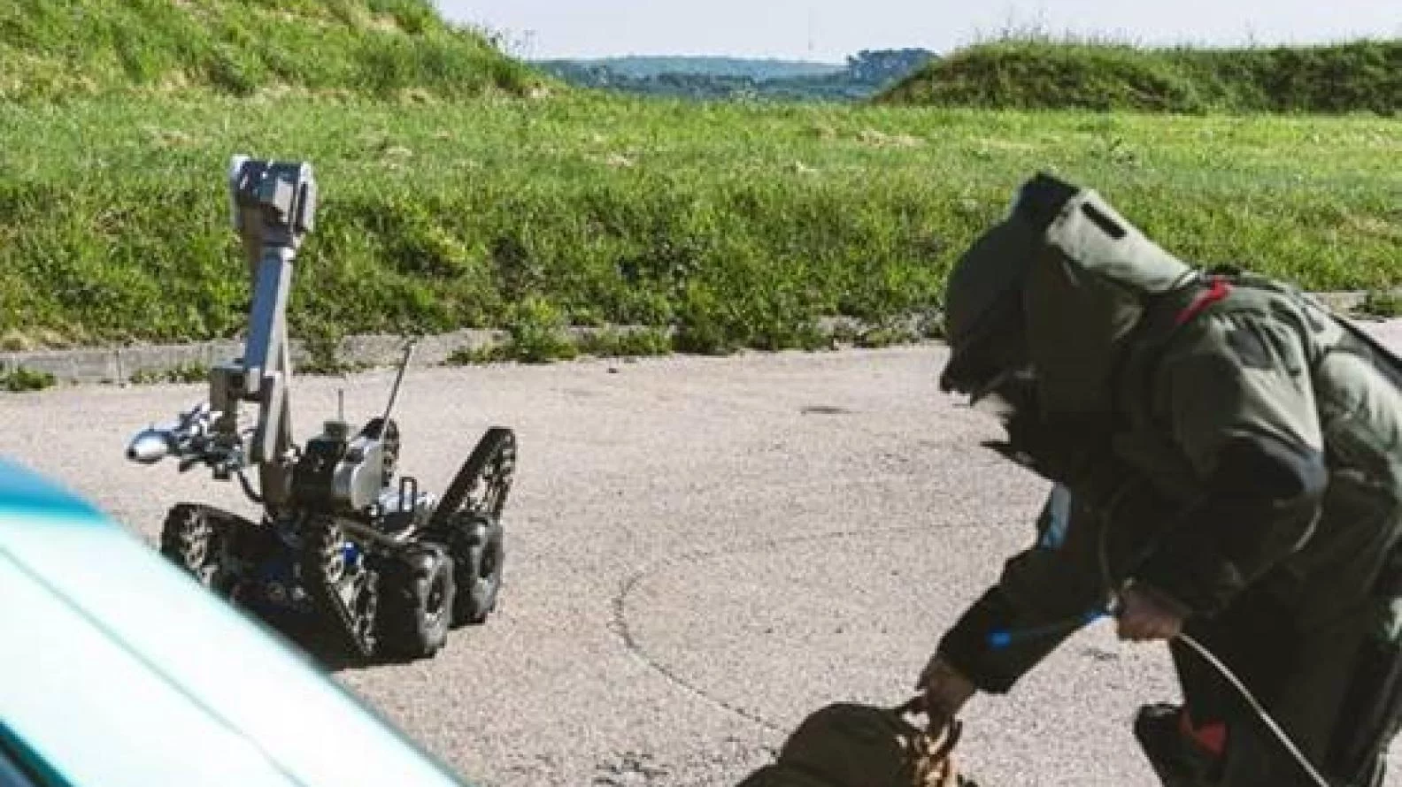 Un plongeur-démineur portant une tenue de protection contre les projections d’éclats