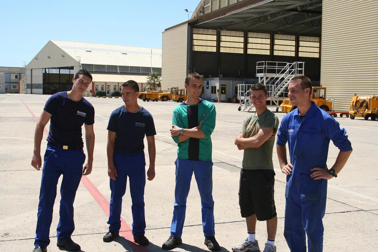 Une partie de l'équipe de soutien au sol de la 35 F