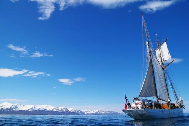 La goélette Etoile sous un soleil polaire