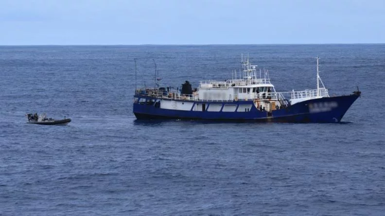 Contrôle d'un bateau de pêche chinois