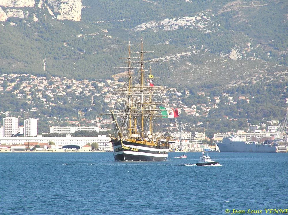 L’Amerigo Vespucci quitte Toulon
