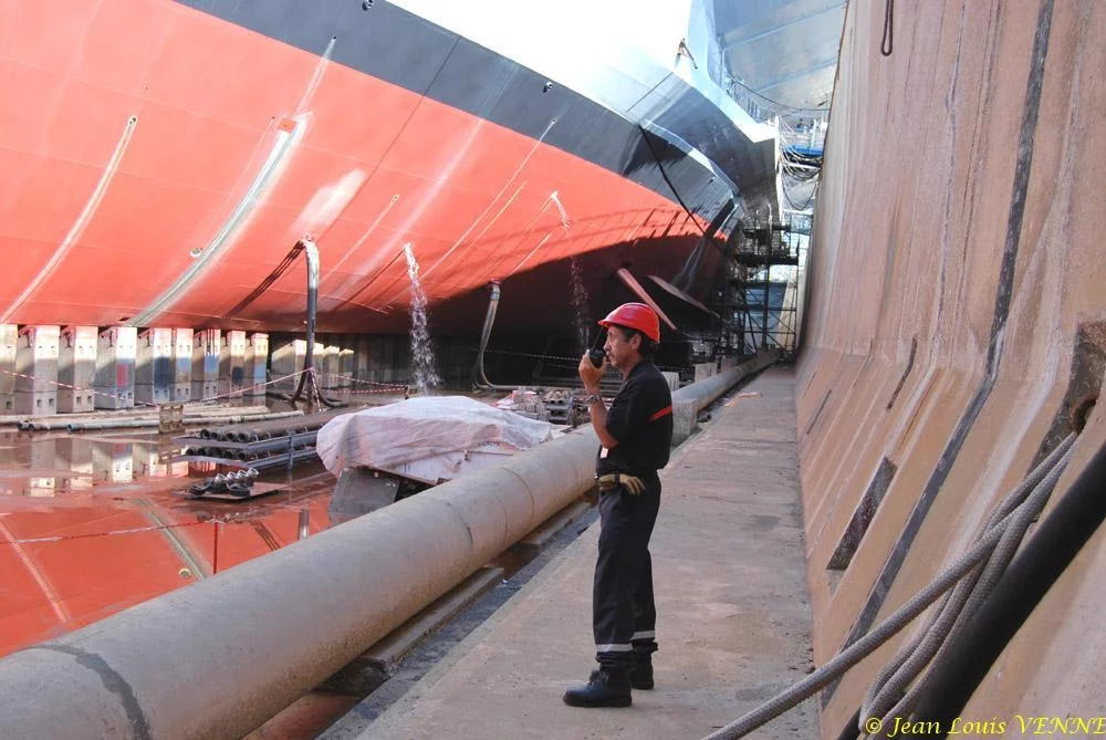Le Charles de Gaulle ré-embarque ses lignes de mouillage