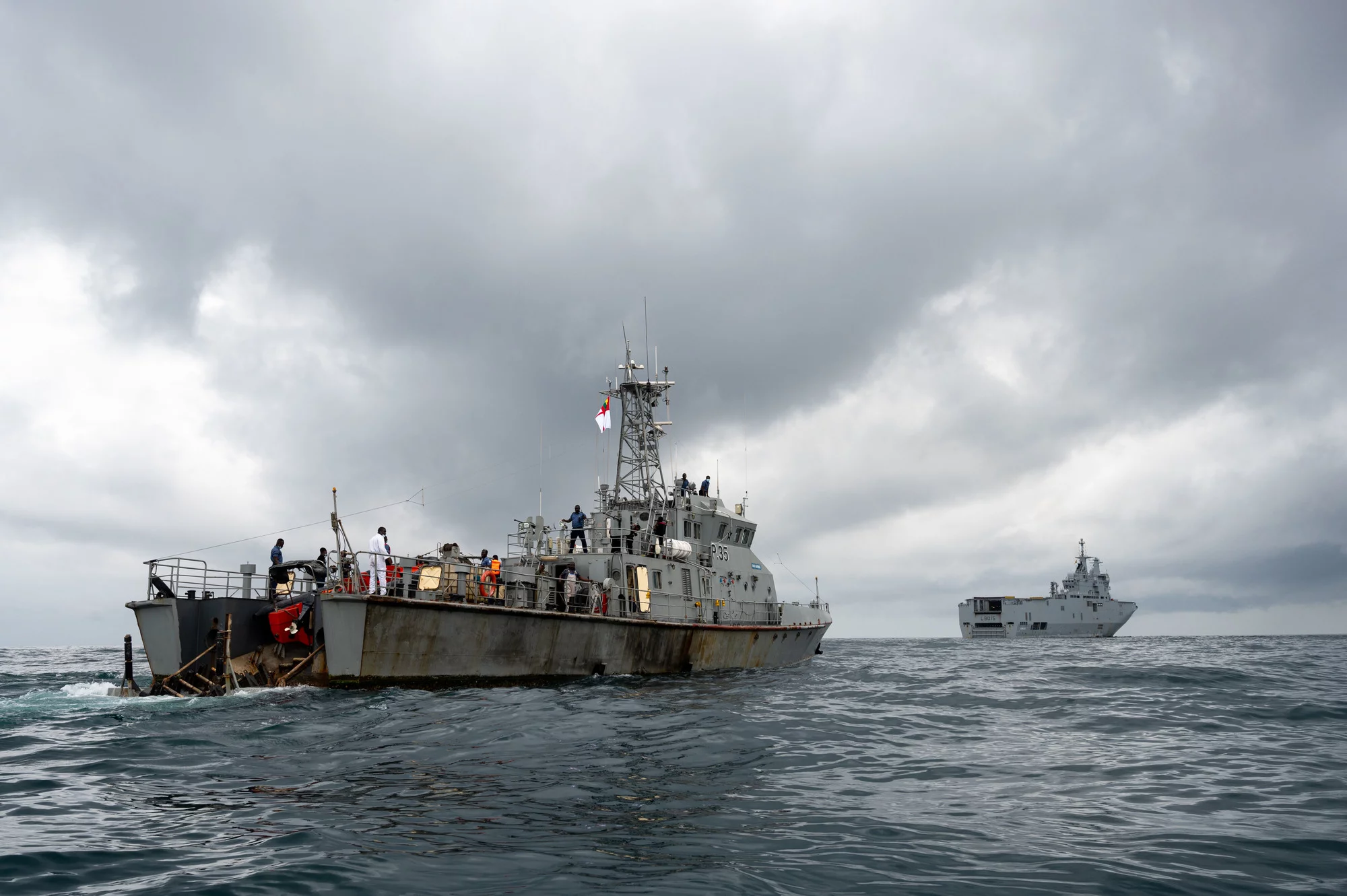 Le patrouilleur ghanéen Garingar et le porte-hélicoptères Dixmude