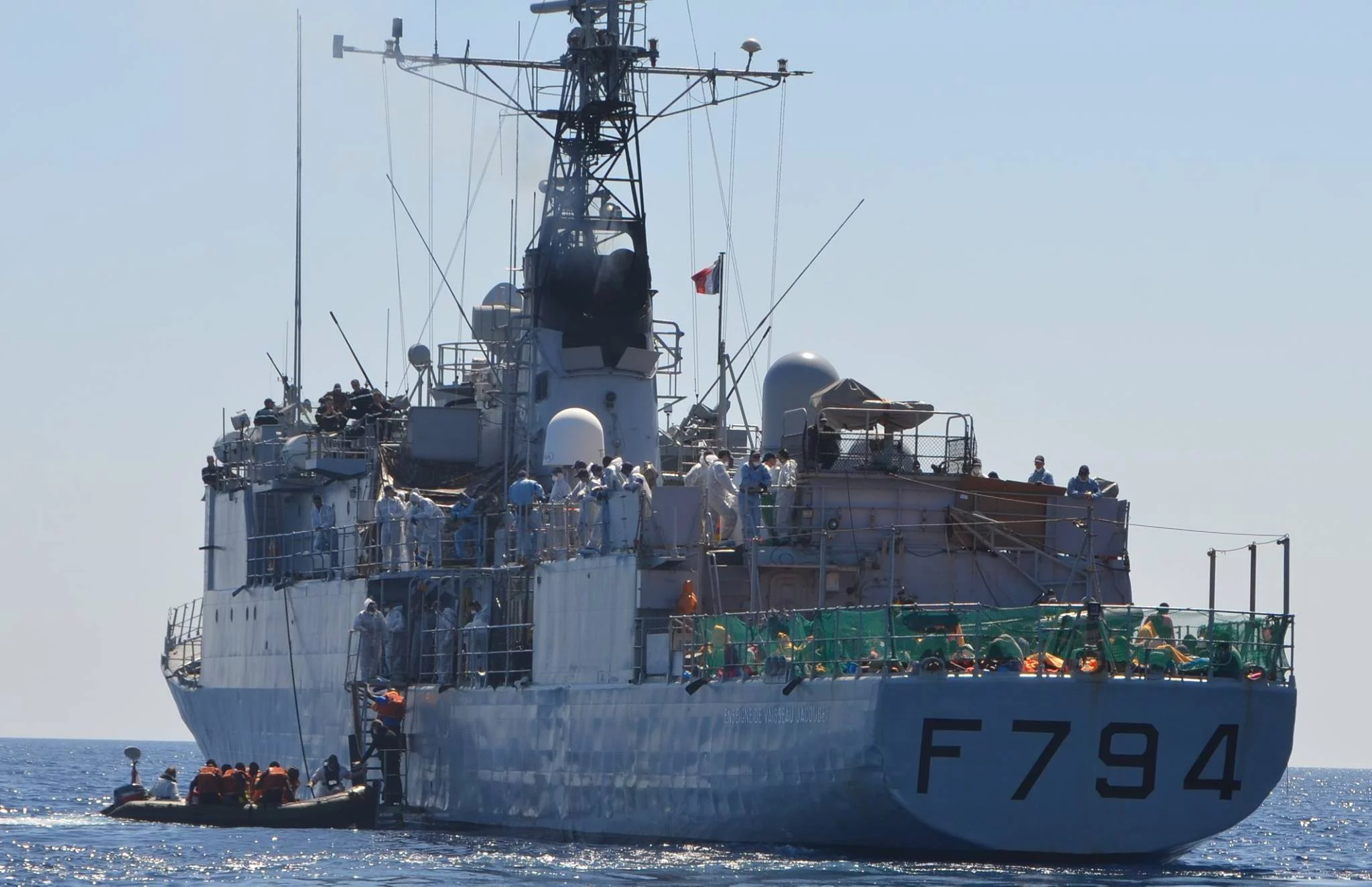 L’aviso EV Jacoubet porte assistance à des migrants en détresse au large de la Lybie