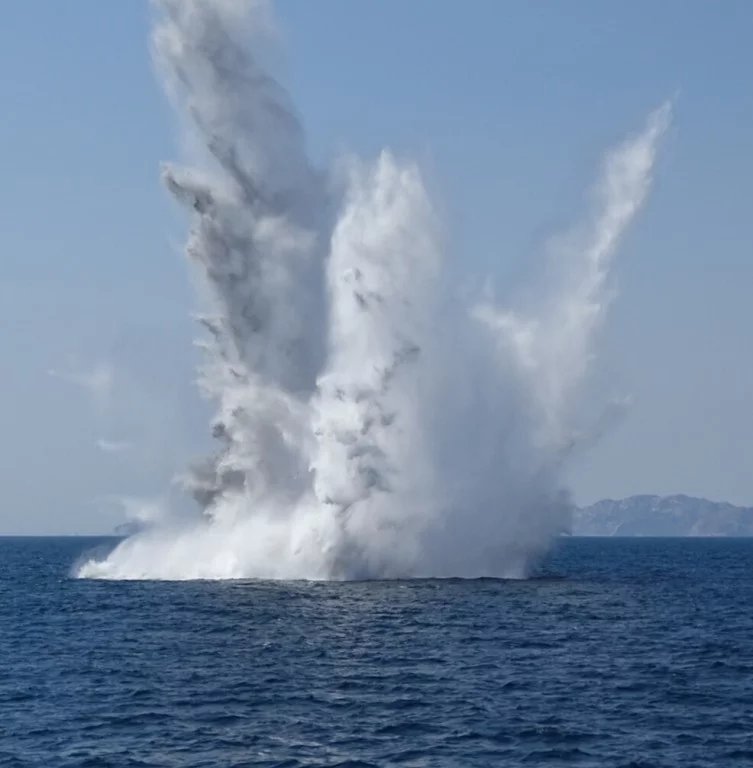 Pétardement de bombes anglaises de 250 kg en baie de la Ciotat