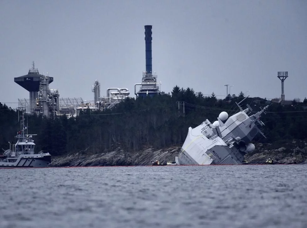La frégate HNoMS Helge Ingstad échouée à la côte