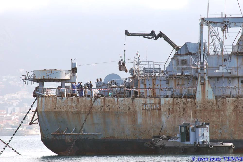 La coque de l’ex-Argens transférée à la base navale de Toulon