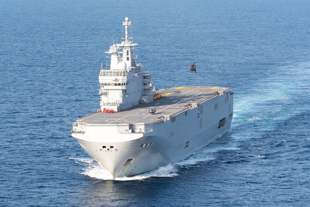 Le porte-hélicoptères Dixmude