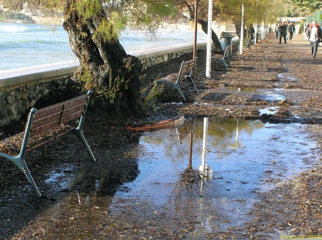 Les vagues se brisent sur le mur de protection