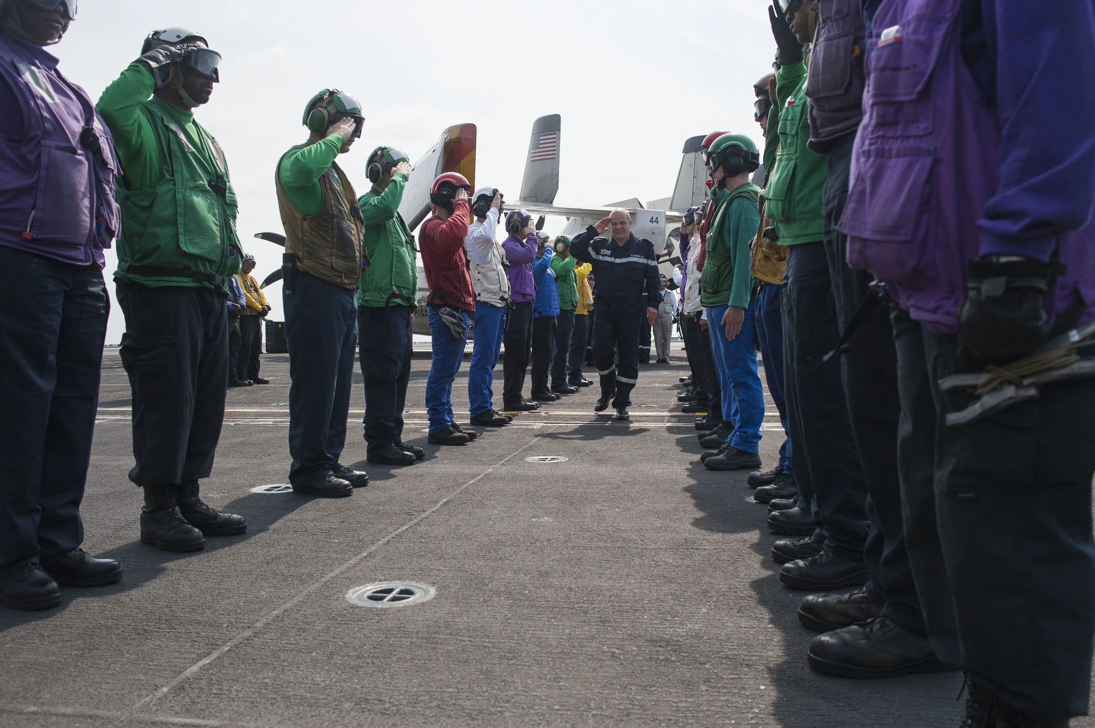 L'amiral Prazuck accueilli à bord du porte-avions USS George H.W. Bush