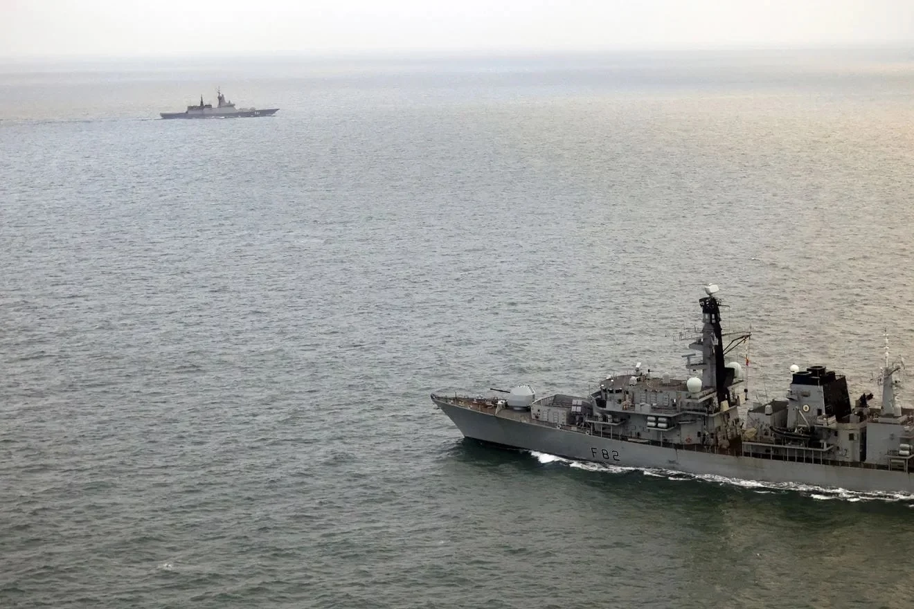 La frégate britannique HMS Somerset et la corvette russe Soobrazitelny