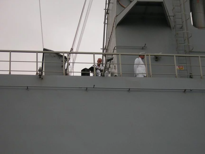 Un peintre de la Marine croque la cérémonie