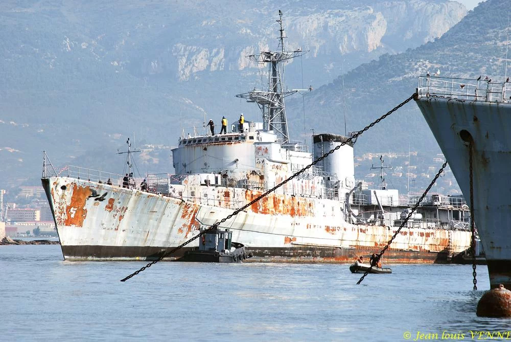 La coque de l’ex-aviso escorteur Commandant Rivière transférée de Saint-Mandrier à la base navale de Toulon