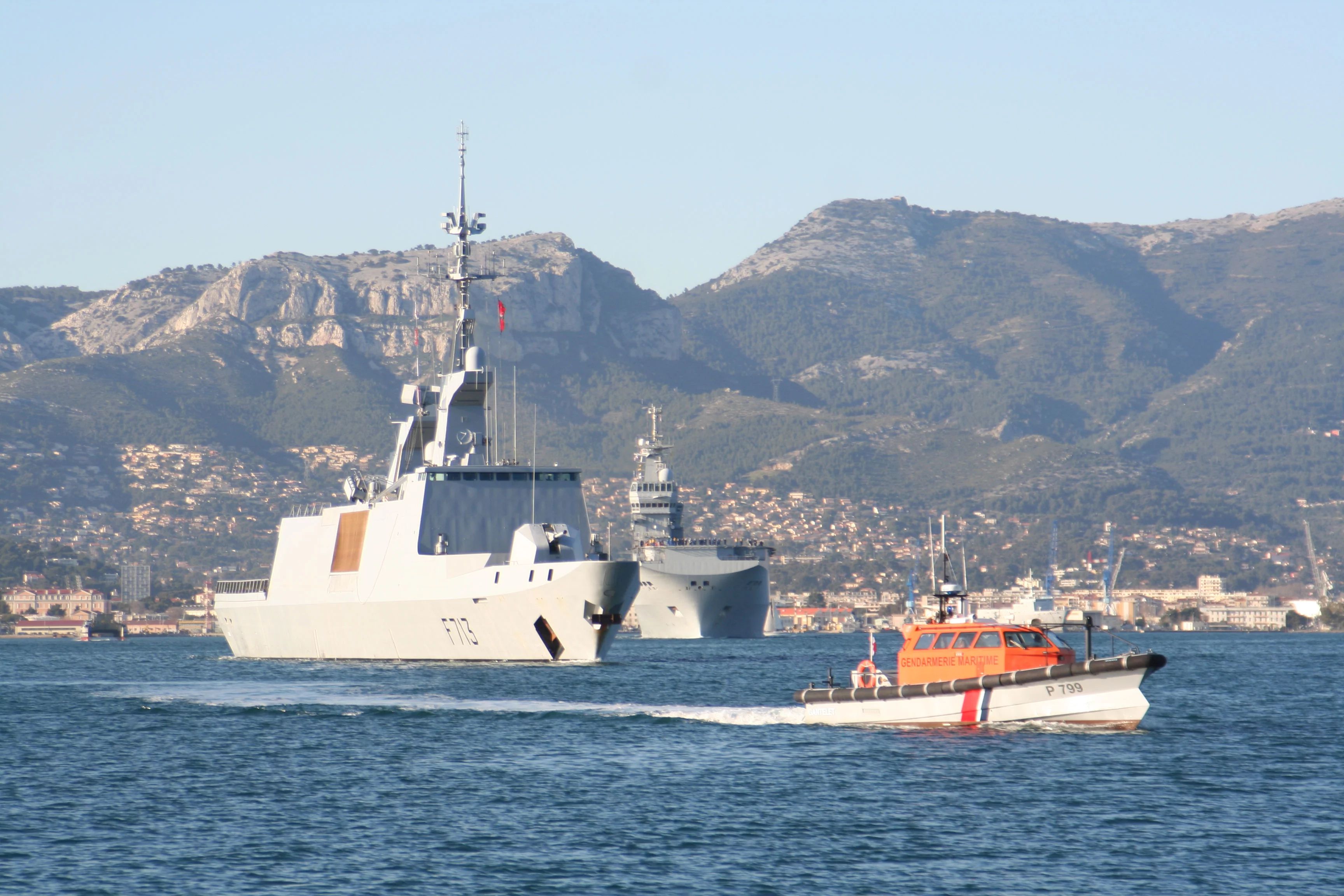 Le BPC Dixmude et la frégate Aconit