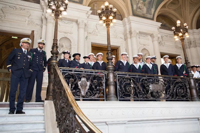 Les nouveaux embarqués sur le Charles de Gaulle sont reçus à l'hôtel de ville de Paris