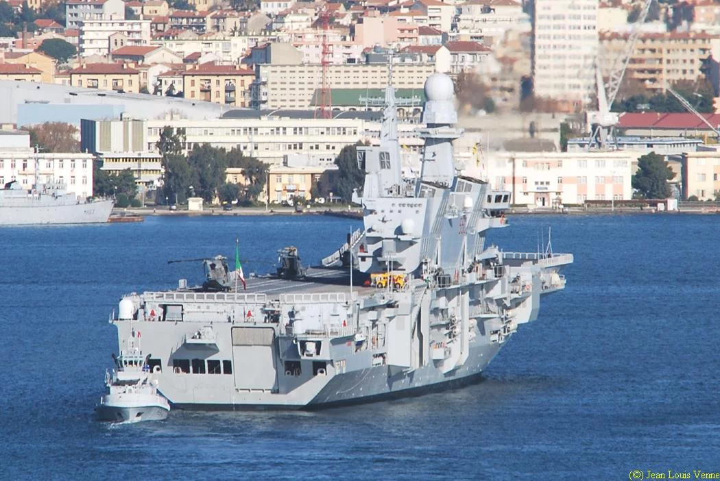 Arrivée à Toulon du porte-aéronefs italien Cavour