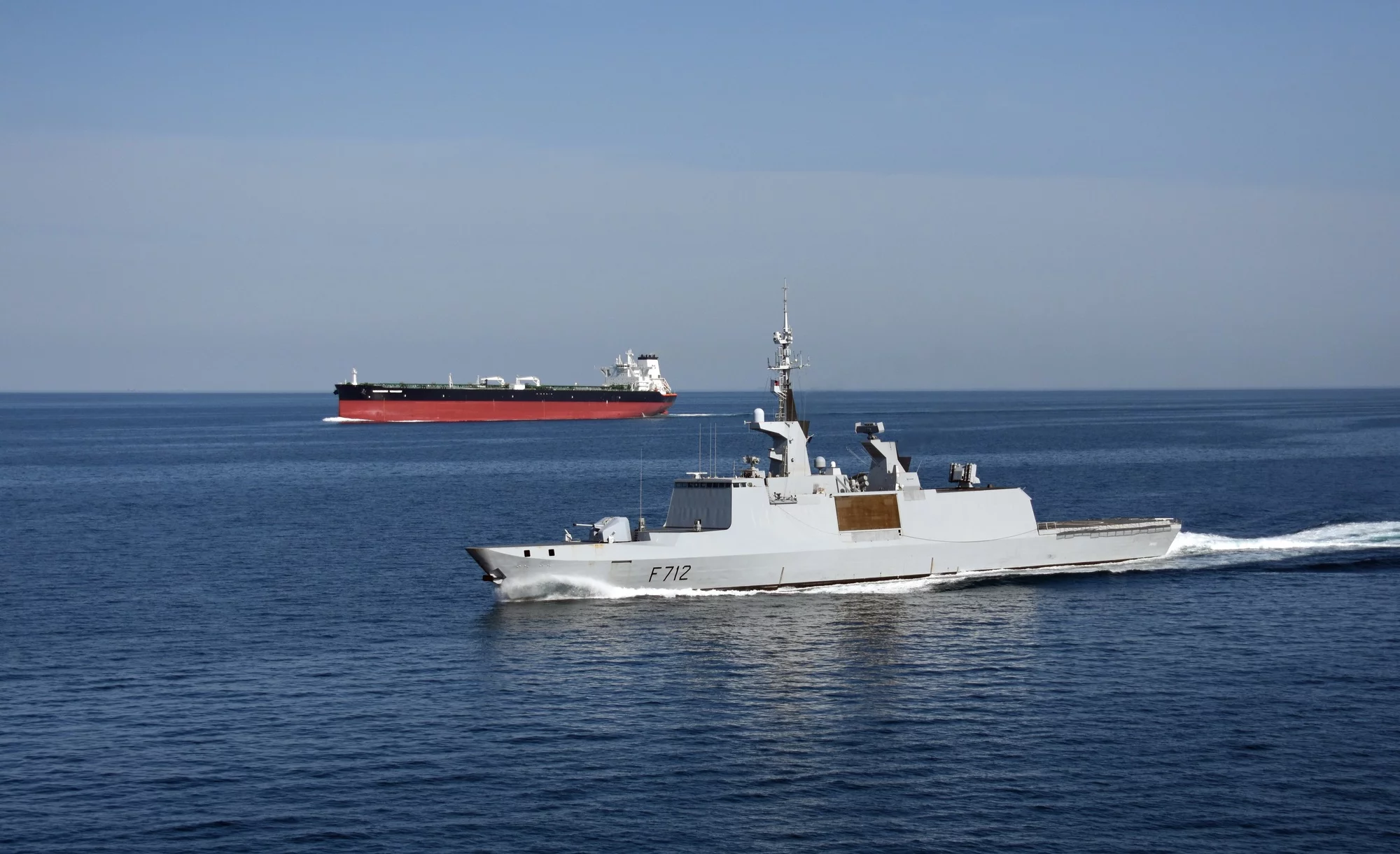 La frégate Courbet escorte un pétrolier