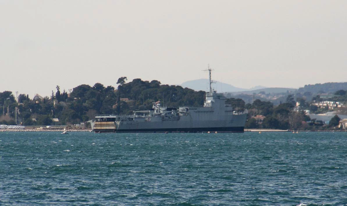 Des bâtiments rouillent dans la principale base navale française