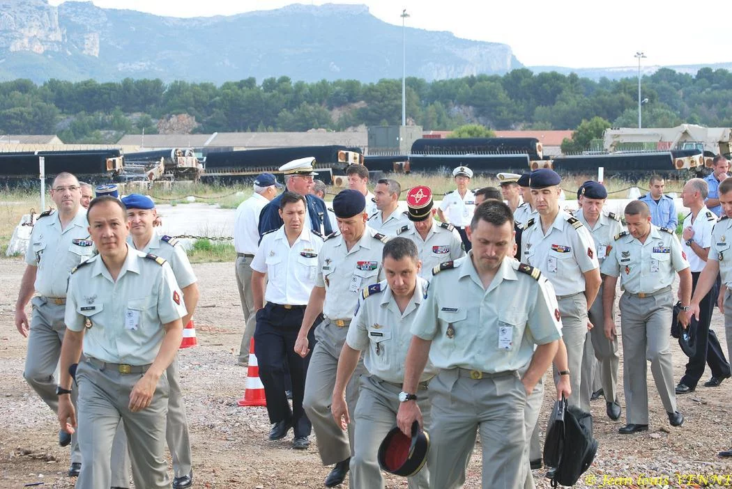De nombreux officiers de la marine et de l'armée de terre assistent aux essais