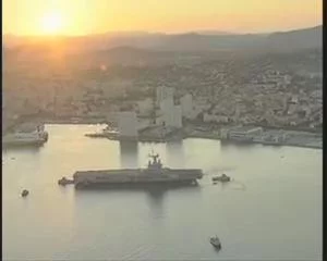 Le porte-avions Charles de Gaulle entre au bassin