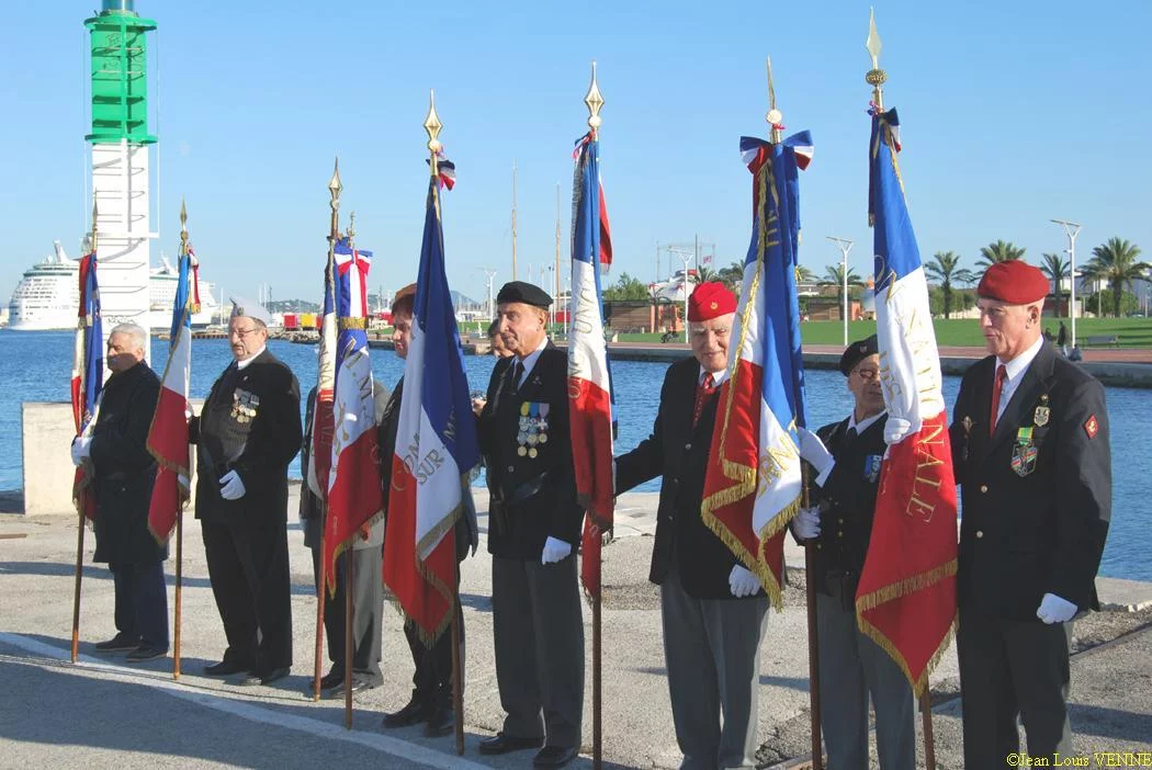 Les drapeaux des associations patriotiques