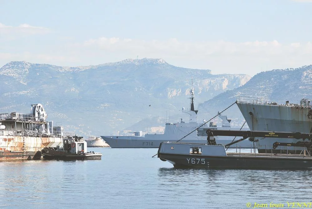 La coque de l’ex-aviso escorteur Commandant Rivière transférée de Saint-Mandrier à la base navale de Toulon