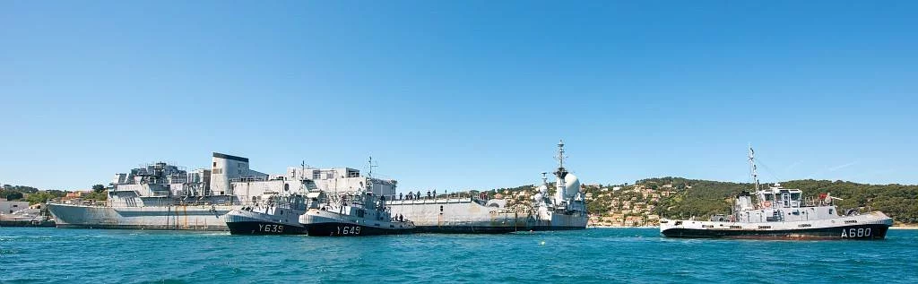 Embossage de l’ex-Dupleix au large de St-Mandrier