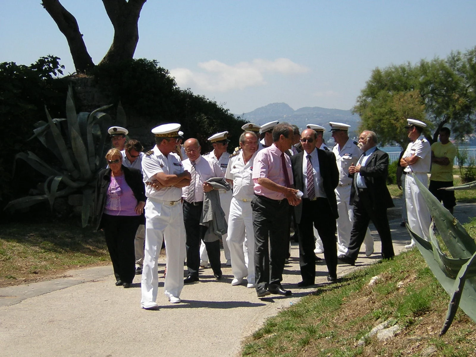 Le préfet maritime et le maire de Toulon se dirigent vers le site