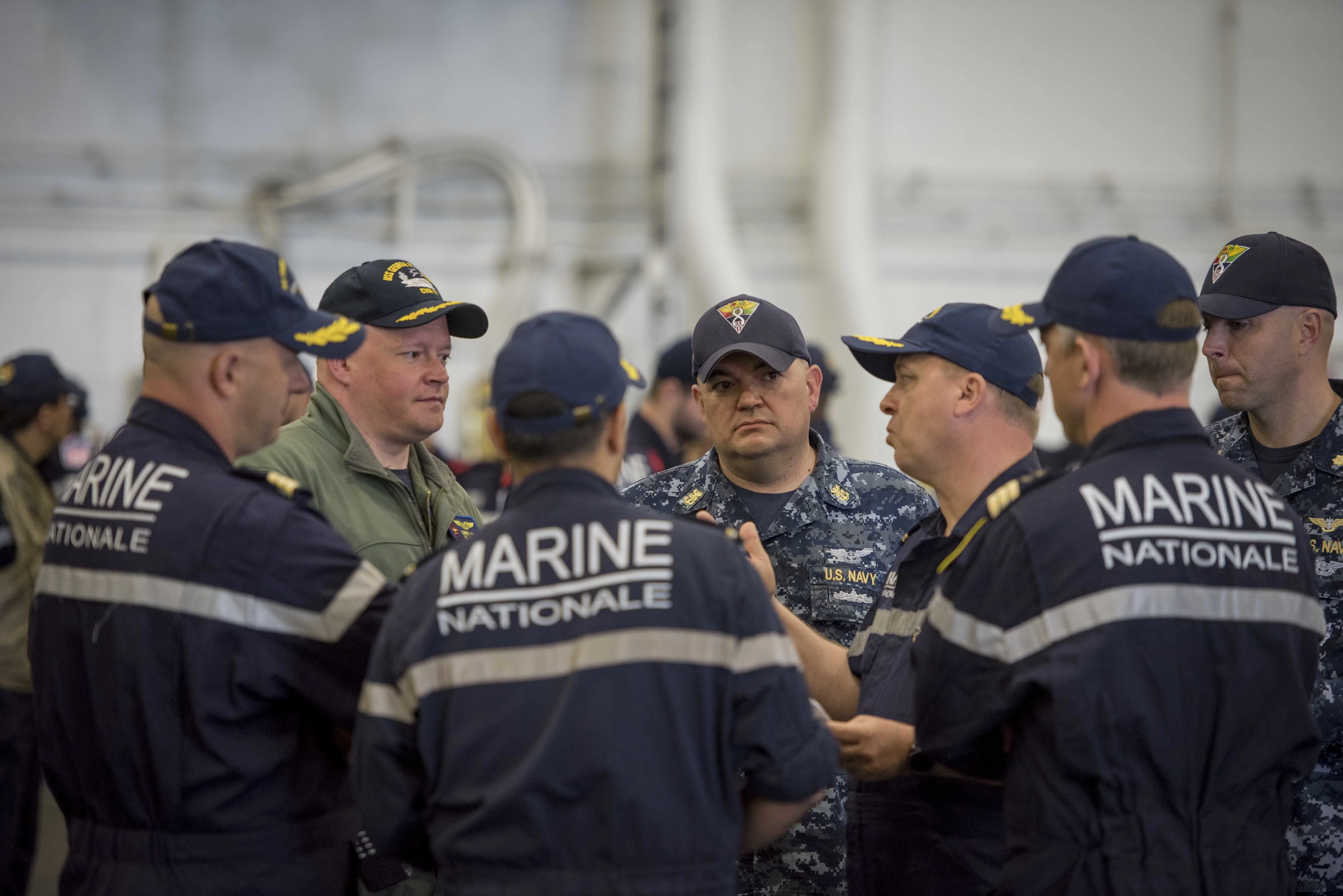 Des marins français et américains discutent à bord du porte-avions USS George H.W. Bush