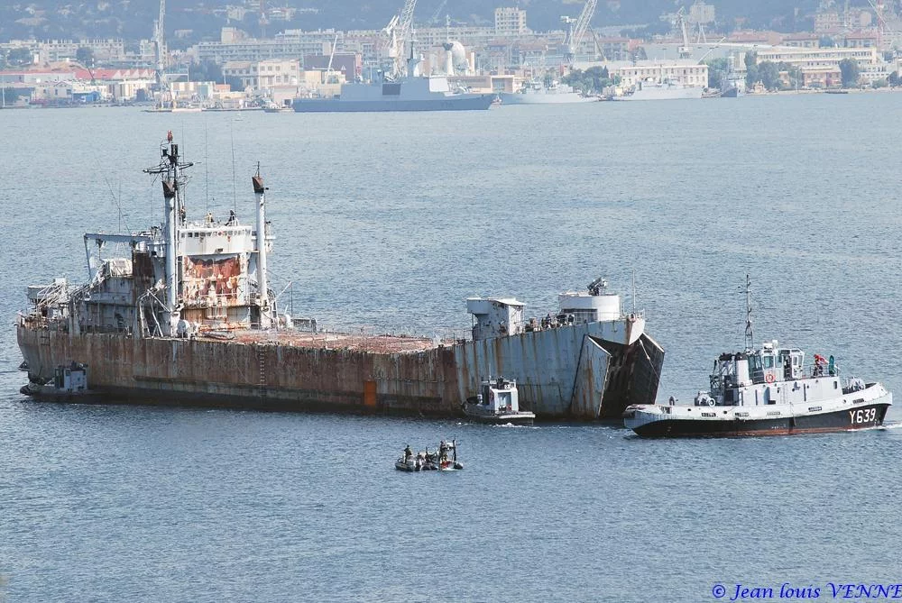 La coque de l’ex-Argens transférée à la base navale de Toulon