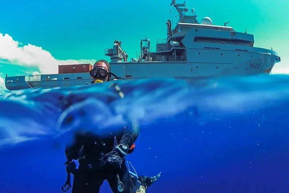 Le bâtiment de soutien Bougainville et un plongeur