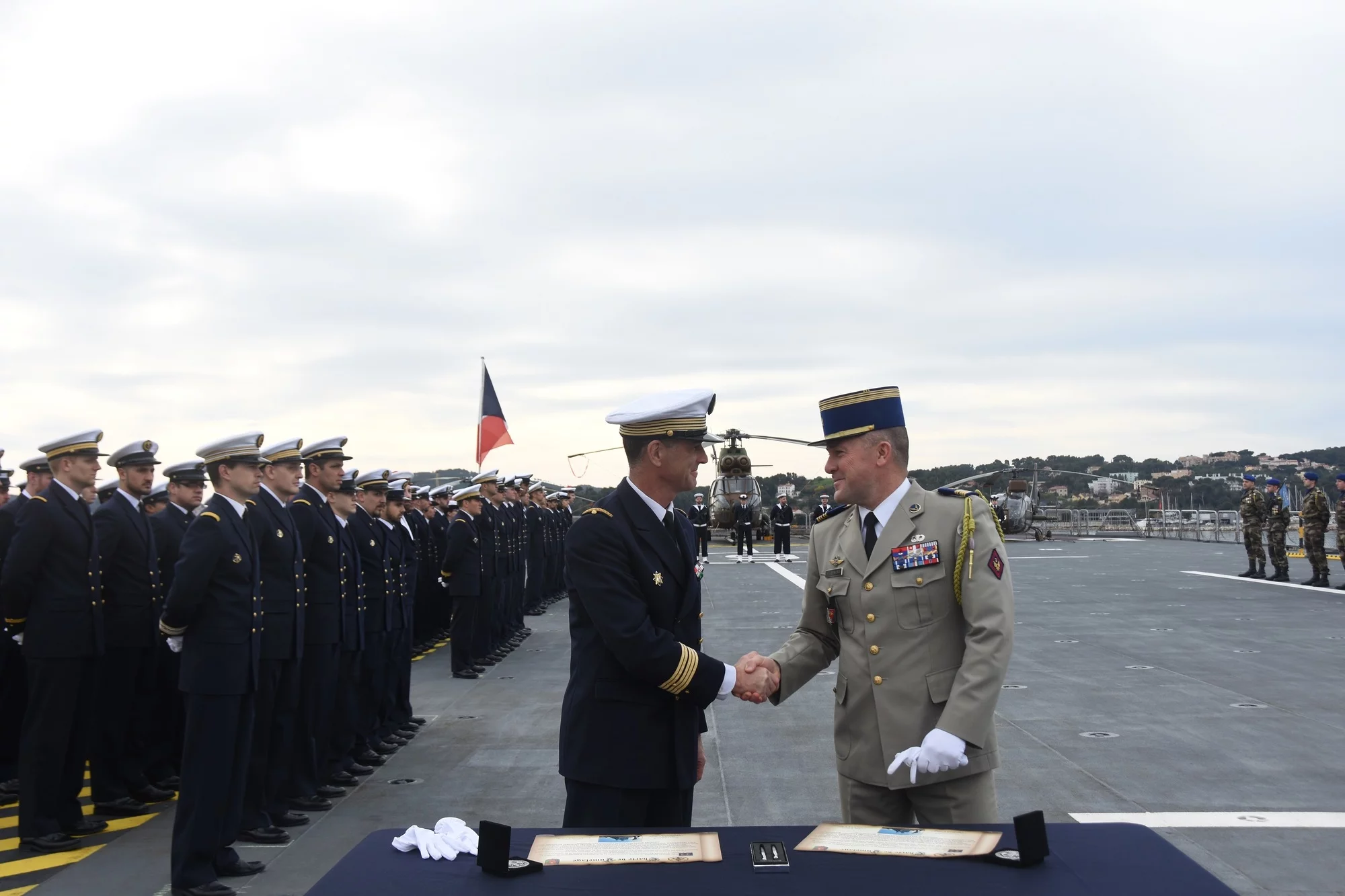 Signature de la convention de jumelage entre le Dixmude et le 3ème régiment d’hélicoptères de combat