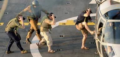 Les 3 gardes embarquent à bord d'un hélicoptère sur le Nivôse