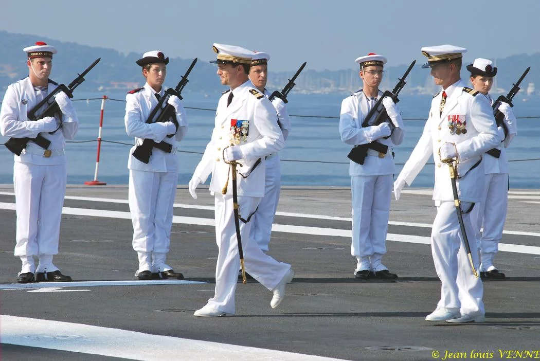 Le CV Rolland et le command en second passent la garde d'honneur en revue