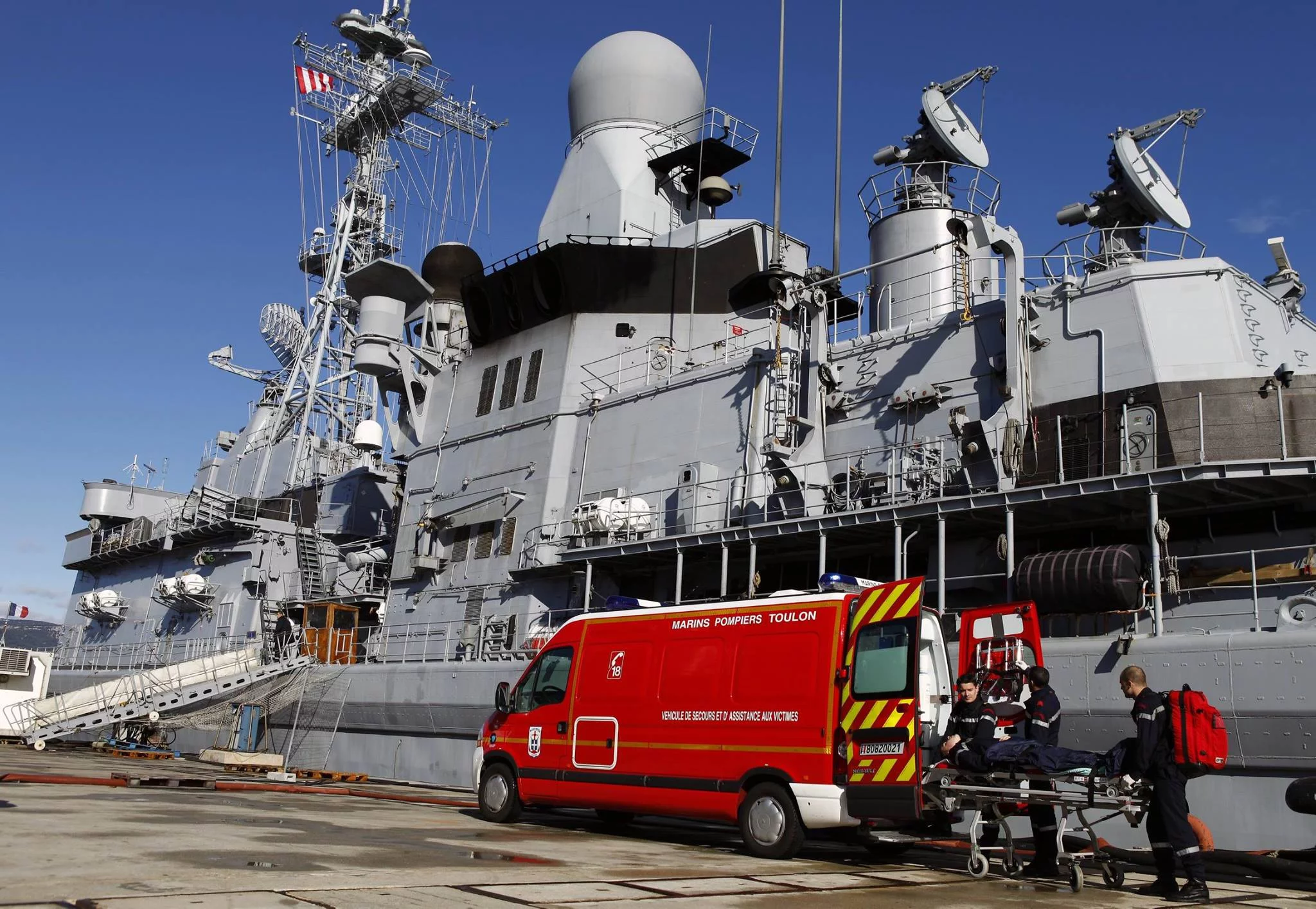 Les marins de la frégate Montcalm et les marins-pompiers de la base navale