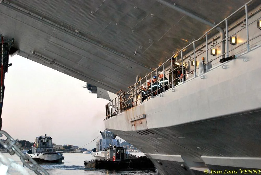 Le Charles de Gaulle sort du bassin